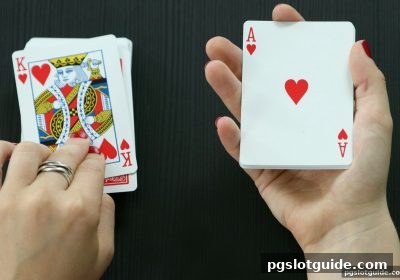 pg电子游戏重塑社交边界：桌游隔阂如何被捕鱼玩法打破？
